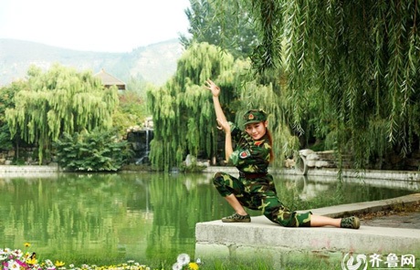 Nữ sinh trổ tài múa dẻo đáng yêu với trang phục quân sự - 12 Vũ Phong