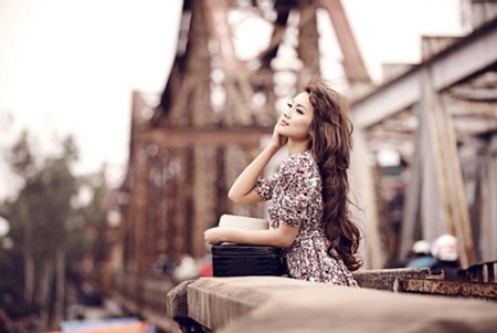 Mẫu ảnh Nga Tây hoài niệm Hà Nội trên cây cầu trăm tuổi - 5 Theo