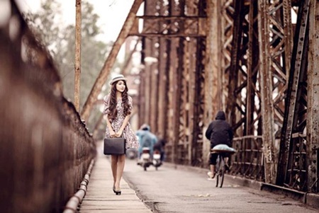 Mẫu ảnh Nga Tây hoài niệm Hà Nội trên cây cầu trăm tuổi - 2 Theo
