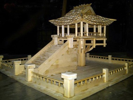 4 năm nhặt rác và cái tâm của những người trẻ yêu Hồ Gươm - 3 Mô hình chùa Một Cột và Khuê Văn Các, sản phẩm tái chế từ rác quanh Hồ Gươm