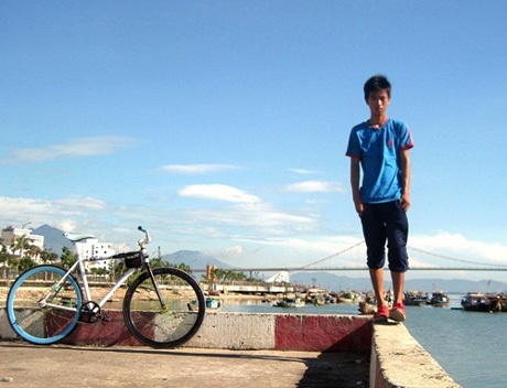 Trần Việt Dương và chiếc xe đạp của mình.