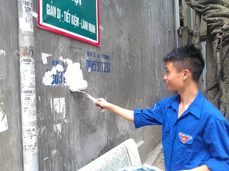 Hành động vì những con đường không... rao vặt - 1 Thanh niên phường Bưởi (quận Tây Hồ, Hà Nội) thực hiện bóc, gỡ quảng cáo rao vặt trái phép