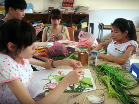 Cô gái xương thủy tinh "gieo" hi vọng cho người khuyết tật - 2 Các học viên khuyết tật học nghề tại Trung tâm dạy nghề và tạo việc làm Thương Thương.