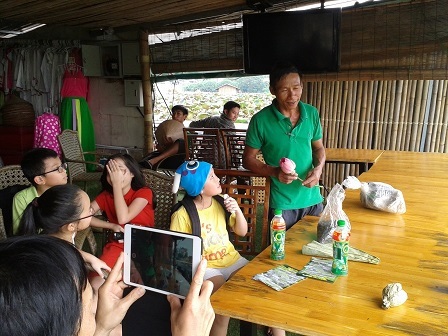 Giới trẻ bỏ bar, mê trà sen Tây Hồ - 2 Một nghệ nhân đang hướng dẫn cách làm trà sen cho các em nhỏ.