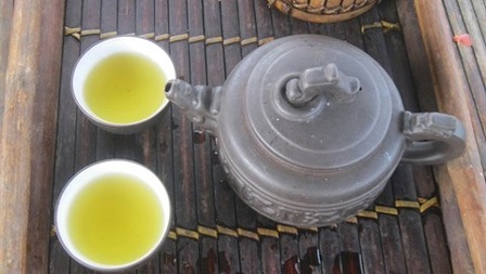 Giới trẻ bỏ bar, mê trà sen Tây Hồ - 1 Một ấm trà sen tại Hồ Tây chỉ có giá từ 35 – 100 ngàn đồng.