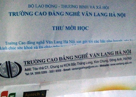 Gọi điện, nhắn tin chào mời thí sinh nhập học - 1 Vô số giấy báo nhập học từ trên trời rơi xuống gửi đến các thí sinh