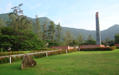 Hệ thống đèn được thiết kế tại cổng chính, lối đi và tượng đài