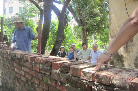 Nhà bà Huyền bị một số đối tượng xâm hại ngang nhiên