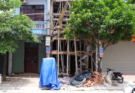 UBND thị trấn Trạm Trôi bị “tố” phá dỡ nhà trái pháp luật - 2 2 nhà xây phần mặt tiền như nhau, nhưng chỉ nhà chị Nga bị phá dỡ (Ảnh: Ngọc Cương)