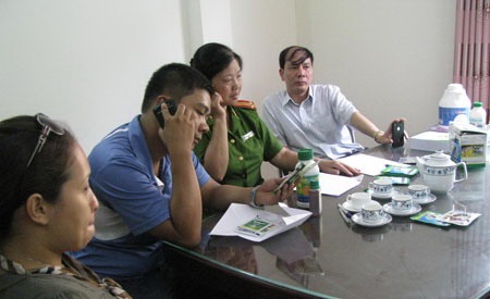 Hà Nội yêu cầu làm rõ việc kinh doanh thuốc trừ sâu tại Xa La - 1 Hình ảnh buổi kiểm tra đột xuất cơ sở kinh doanh tại Xa La