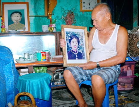Cụ già bị cắt thận và hành trình 7 năm đòi nhà con trai chiếm giữ - 2 Ông Gia và di ảnh của vợ trong ngôi nhà ở nhờ của người em