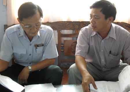 Sóc Trăng: Nông dân mòn mỏi ngóng tiền đền bù đất - 1 Thanh tra TP Sóc Trăng đang trao đổi về nội dung vụ việc (Ảnh: Bạch Dương)