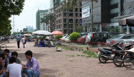 Vỉa hè Khu đô thị Mễ trì Hạ biến thành “trung tâm” trà đá - 2 Ngọc Cương