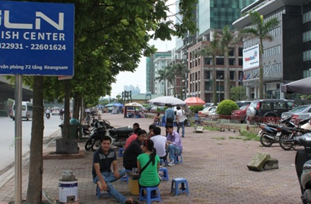 Vỉa hè Khu đô thị Mễ trì Hạ biến thành “trung tâm” trà đá - 3 Ngọc Cương