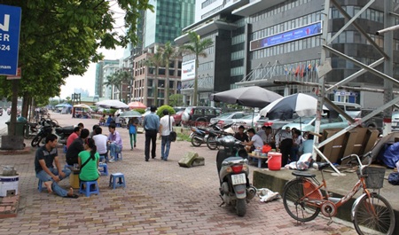 Vỉa hè Khu đô thị Mễ trì Hạ biến thành “trung tâm” trà đá - 4 Ngọc Cương
