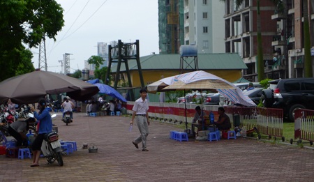 Vỉa hè Khu đô thị Mễ trì Hạ biến thành “trung tâm” trà đá - 1 Khu vỉa hè khang trang trở thành trung tâm trà đá sôi động