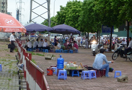 Vỉa hè Khu đô thị Mễ trì Hạ biến thành “trung tâm” trà đá - 7 Ngọc Cương