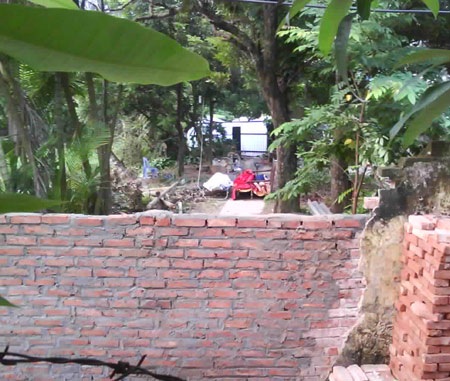 Nhiều đối tượng ngang nhiên xây tường bịt cổng và ngủ trái phép