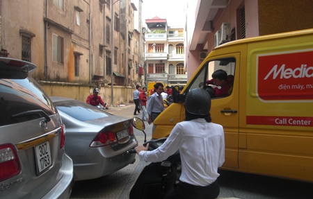 Việc tận thu lối đi chung quanh tòa nhà thường xuyên khiến giao thông