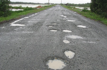 Bạc Liêu: Đường nghìn tỷ vừa sử dụng đã hỏng - 1 Vô số ổ voi, ổ gà xuất hiện trên con đường nghìn tỷ (Ảnh: Bạch Dương)