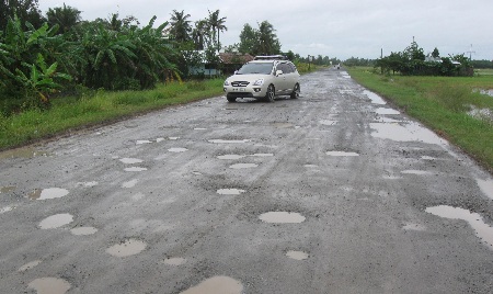 Bạc Liêu: Đường nghìn tỷ vừa sử dụng đã hỏng - 2 Xe ôtô cũng gặp vô vàn khó khăn mỗi khi đi trên con đường nghìn tỷ (Ảnh: Bạch Dương)