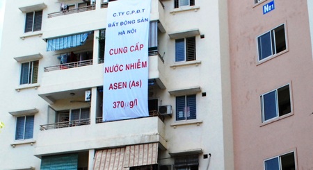 Cư dân hoang mang vì nhiều năm dùng nước nhiễm độc - 1 Các cư dân bày tỏ nỗi bức xúc với Công ty CPĐT bất động sản Hà Nội
