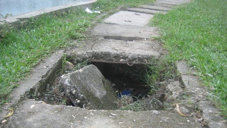 Hồ Đền Lừ bị xâm hại nghiêm trọng - 4 Nhiều nắp cống bị vỡ vụn gây mất mỹ quan