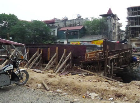 Xây cầu vượt quá chiều cao, đơn vị thi công làm khó người dân - 2 Vũ Văn Tiến - Ngọc Cương