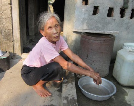 Những người già như bà Vân chỉ mong được dùng nước sạch cuối đời