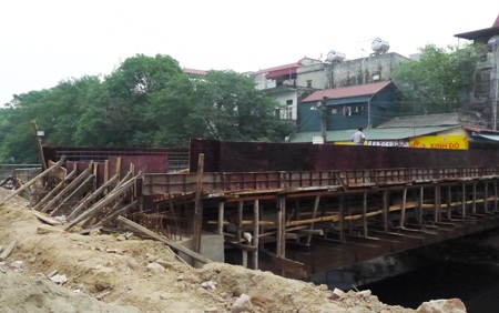Xây cầu vượt quá chiều cao, đơn vị thi công làm khó người dân - 3 Vũ Văn Tiến - Ngọc Cương