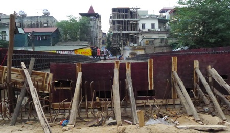Xây cầu vượt quá chiều cao, đơn vị thi công làm khó người dân - 1 Chiều cao không phù hợp của cây cầu bị hàng trăm hộ dân phản ứng (Ảnh: Ngọc Cương)