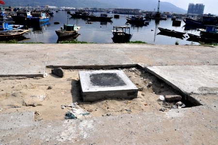 Những nắp cống gây nguy hiểm cho người đi đường