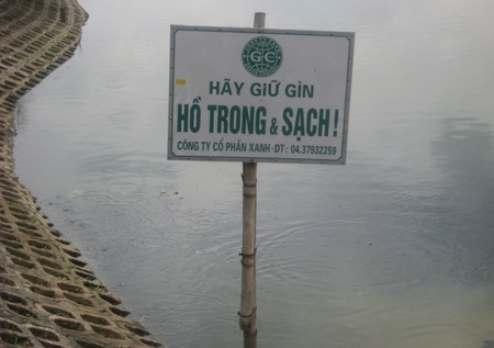 Hồ Đền Lừ bị xâm hại nghiêm trọng - 2 Khẩu hiệu dựng hoành tráng giữa hồ