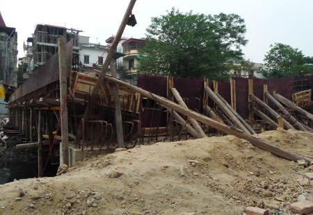 Xây cầu vượt quá chiều cao, đơn vị thi công làm khó người dân - 5 Vũ Văn Tiến - Ngọc Cương
