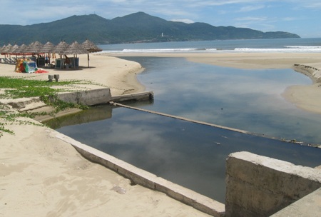 Vô tư xả nước thải ra bãi biển Mỹ Khê - 1 Ống nước thải đổ ra biển Mỹ Khê