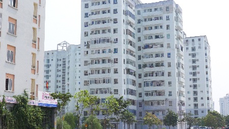 Gần 4.000 căn hộ tái định cư "bế tắc" trong việc cấp sổ đỏ - 3 Hàng trăm hộ dân ở khu Nam Trung Yên chung cảnh mòn mỏi chờ đợi
