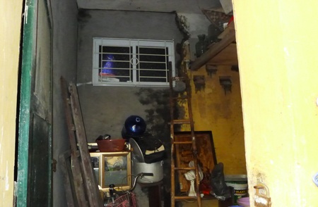 Phần diện tịch rạn nứt do nhà chị Trang tự khắc phục (Ảnh: Ngọc Cương)