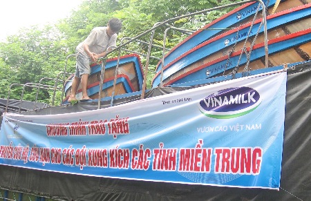 Vinamilk trao tặng thuyền cứu hộ cho người dân miền Trung - 1 Chương trình hỗ trợ ý nghĩa của Vinamilk