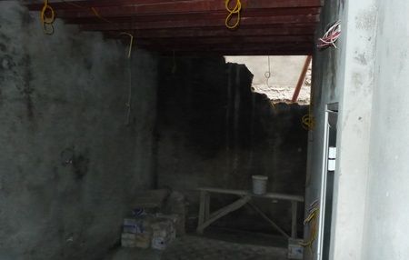 Phần tường hậu nhà 27 Hàng Phèn bị đục thủng một lỗ lớn (Ảnh: Ngọc Cương)