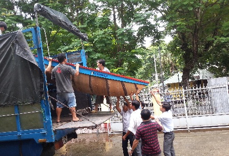Vinamilk trao tặng thuyền cứu hộ cho người dân miền Trung - 2 Đón nhận thuyền cứu hộ