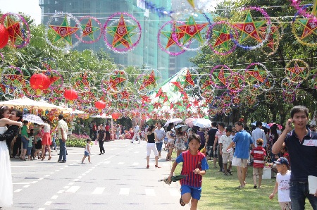 Náo nức trung thu Xanh Ecopark - 1 Đèn ông sao trang hoàng lộng lẫy cả con phố