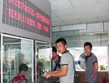 Khánh hàng chờ mua vé tuyến Hà Nội - Nam Ninh (Trung Quốc)