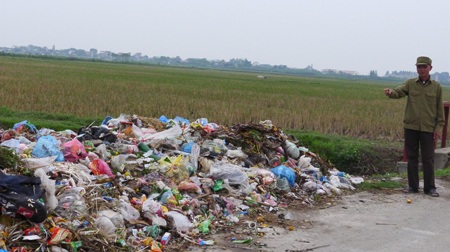 Người dân xã Thượng Vực phản ánh bãi rác nằm ở đường liên xã Đồng Phú