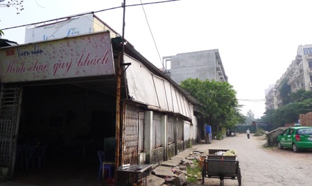 Hơn 20 năm sống cảnh cơ cực vì không được cấp sổ đỏ giữa Thủ đô - 4 Cả dẫy nhà xuống cấp nhưng người dân không được sửa chữa