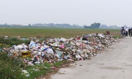 Điểm tập kết rác lộ liên nằm ở đường liên xã Thượng Vực - Đồng Phú