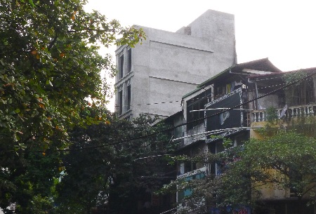 Cần sớm giải quyết dứt điểm khiếu nại tại phường Quán Thánh - 1 Công trình xây dựng nhà 54 Hòe Nhai “thừa” hẳn phần tum (Ảnh: Ngọc Cương)