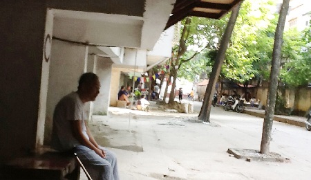 Đề nghị quận Đống Đa giải quyết xung đột về bãi giữ xe tại phường Trung Liệt - 1 Sân chơi chung của khu tập thể trước công trình trông xe mọc lên