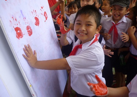 Hơn 100 nghìn người ủng hộ chiến dịch “Vì một Việt Nam không dịch bệnh” - 2 Đông đảo các em nhỏ bày tỏ sự ủng hộ bằng dấu tay