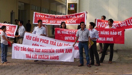 “Thượng đế” điêu đứng vì chủ đầu tư chậm tiến độ thi công - 1 Khách hàng tập trung tại trụ sở chủ đầu tư đòi rút vốn (Ảnh: Ngọc Cương)