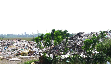 Bãi tập kết rác cao quá đầu người chưa được vận chuyển ở xã Trần Phú